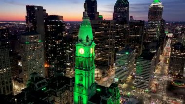 Pensilvanya 'da Philadelphia' da Sunset Skyline City Hall. Highrise Binaları Peyzajı. Renkli Günbatımı. Philadelphia Pennsylvania 'da Birleşik Devletler.