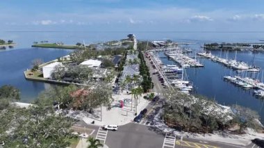 Saint Pete İskelesi, St. Petersburg, Florida Birleşik Devletleri. Şehir merkezinde. Plaj Yolu. Çarpıcı şehir manzarası. Saint Pete İskelesi, St. Petersburg, Florida Birleşik Devletleri. Panorama Bakış Açısı.