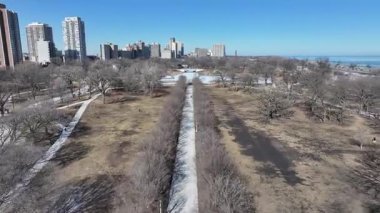 Illinois, Chicago 'daki Lincoln Parkı. Şehir merkezinde. Doğa Parkı Havacılık Manzarası. Illinois 'deki Lincoln Parkı. Highrise Binaları Peyzajı. Çarpıcı Kış Arkaplanı.