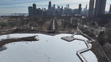 Illinois, Chicago 'daki Lincoln Parkı. Şehir merkezinde. Doğa Parkı Havacılık Manzarası. Illinois 'deki Lincoln Parkı. Highrise Binaları Peyzajı. Çarpıcı Kış Arkaplanı.