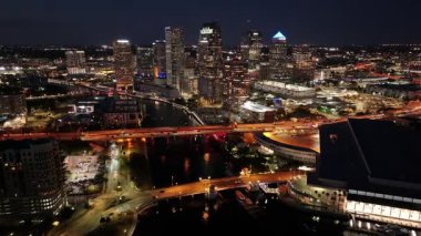 Tampa 'da Tampa şehir merkezi, Florida Birleşik Devletleri. Şehir merkezinde aydınlandı. Gece Şehir Manzarası. Tampa Florida 'da, Birleşik Devletler. Finans Bölgesi. Gece Şehir Sahnesi.