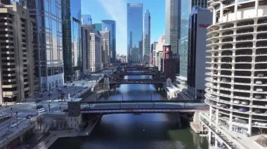 Chicago Riverwalk, Chicago, Illinois, ABD. Şehir merkezinde. Metropolis Manzarası. Illinois 'de Chicago Sahil Yolu. Finans Bölgesi. Çarpıcı Şehir Manzarası.