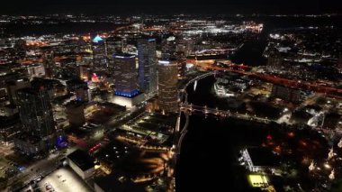 Florida, Tampa 'da şehir merkezinde aydınlandı. Ünlü Yükseliş Binası. Gece Şehir Manzarası. Tampa Florida 'da, Birleşik Devletler. İş Bölgesi. Aydınlanmış Gece Şehri.