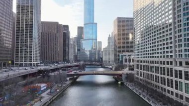 Chicago Riverwalk, Chicago, Illinois, ABD. Highrise Binaları Sahnesi. Günbatımı Şehri. Illinois 'de Chicago Sahil Yolu. İş Bölgesi. Şehir Gökyüzü Görünümü.