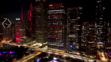 Chicago 'da Chicago' da Gece Skyline, Illinois Birleşik Devletleri. Şehir merkezinde aydınlandı. Gece Şehir Manzarası. Chicago Illinois Birleşik Devletleri 'nde. Chicago Şehri Bölgesi. Şehir Skyline Sahnesi.