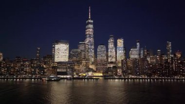 New York 'ta New York Skyline' ın Manhattan 'daki gece görüntüsü. Gece Şehir Manzarası. Şehir merkezinde aydınlandı. New York Skyline, New York Birleşik Devletleri. Yüksek Binalar Manzarası.