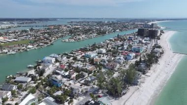 St. Pete Plajı, St. Petersburg, Florida Birleşik Devletleri. Plaj manzarası. Riverside Köyü. Çarpıcı şehir manzarası. St. Pete Plajı, St. Petersburg, Florida Birleşik Devletleri. Doğa Geniş Dönüşü.