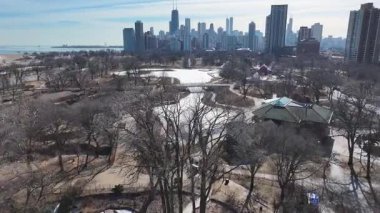 Illinois, Chicago 'daki Lincoln Parkı. Şehir merkezinde. Eğlence Parkı Peyzajı. Illinois 'deki Lincoln Parkı. Metropolitan Bölgesi. Kış Manzarası.