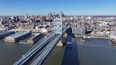 Benjamin Franklin Köprüsü Philadelphia 'da, ABD' de. Highrise İnşaat Sahnesi. Köprü manzarası. Benjamin Franklin Köprüsü Pennsylvania Birleşik Devletleri 'nde. Delaware Nehri Sahnesi.