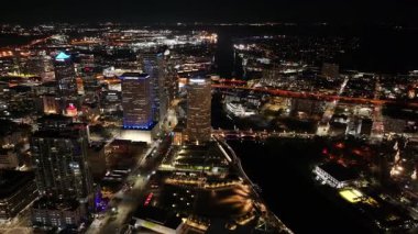 Tampa 'da Tampa şehir merkezi, Florida Birleşik Devletleri. Ünlü Yükseliş Binası. Gece Şehir Manzarası. Tampa Florida 'da, Birleşik Devletler. İş Bölgesi. Aydınlanmış Gece Şehri.