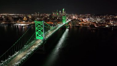Benjamin Franklin Köprüsü Philadelphia 'da, ABD' de. City At Night Scene. Aydınlatılmış Köprü Manzarası. Benjamin Franklin Köprüsü Pennsylvania Birleşik Devletleri 'nde. Yükseklik Binaları.