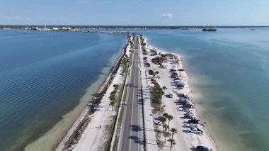 Florida, Clearwater 'daki Causeway Bulvarı. Doğa manzarası. Highway Yolu. Waterfront Sahil Parkı. Florida 'da Clearwater' da Causeway Bulvarı.