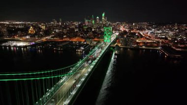 Philadelphia 'daki Cable Köprüsü, Amerika Birleşik Devletleri. City At Night Scene. Aydınlatılmış Köprü Manzarası. Pennsylvania 'daki Kablo Köprüsü. Benjamin Franklin Köprüsü.