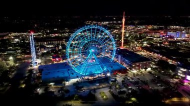 Florida 'daki Orlando' da dönme dolap. Aydınlatılmış Park. Çekim Sahnesi. Gece Şehri Sahnesi. Florida Birleşik Devletleri. Florida 'da Orlando' da Dönme Dolap.
