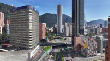 Cundinamarca Kolombiya 'daki Bogota Skyline. Şehir merkezi manzarası. Çarpıcı şehir manzarası. Ofis binaları. Cundinamarca Kolombiya 'daki Bogota Skyline. Gökdelenler Sahnesi. Açık hava Skyline.
