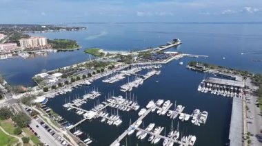 St. Pete İskelesi, St. Petersburg, Florida Birleşik Devletleri. Şehir merkezinde. Marina Limanı. Çarpıcı şehir manzarası. St. Pete İskelesi, St. Petersburg, Florida Birleşik Devletleri. Panoramik Bakış Açısı.
