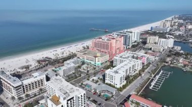 Clearwater Skyline, Florida 'da, ABD' de. Plaj manzarası. Şehir merkezinde. Çarpıcı şehir manzarası. Clearwater Skyline, Florida 'da, ABD' de. Sis Sabahı.