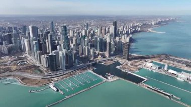 Chicago şehir merkezinde Chicago, Illinois, Birleşik Devletler. Şehir merkezindeki şehir manzarası. Eğlence Parkı Peyzajı. Chicago, Illinois, Amerika Birleşik Devletleri. Metropolitan Bölgesi. Büyük Şehir Arkaplanı.