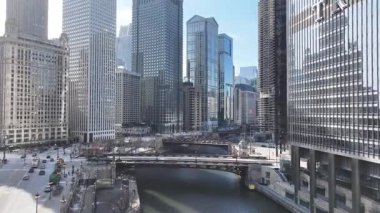 Chicago Riverwalk, Chicago, Illinois, ABD. Highrise Binaları Sahnesi. Metropolitan Şehri. Illinois 'de Chicago Sahil Yolu. Chicago şehir merkezi. Şehir Gökyüzü Görünümü.