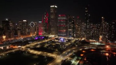 Chicago 'da Chicago' da Gece Skyline, Illinois Birleşik Devletleri. Şehir merkezinde aydınlandı. Gece Şehir Manzarası. Chicago Illinois Birleşik Devletleri 'nde. Chicago Şehri Bölgesi. Şehir Skyline Sahnesi.