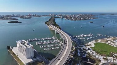 Clearwater Skyline, Florida 'da, ABD' de. Plaj manzarası. Liman Koyu Sahnesi. Şehir merkezinde. Clearwater Skyline, Florida 'da, ABD' de. İnanılmaz Şehir Manzarası.