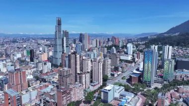 Cundinamarca Kolombiya 'daki Bogota Skyline. Şehir merkezi manzarası. Çarpıcı şehir manzarası. Ofis binaları. Cundinamarca Kolombiya 'daki Bogota Skyline. Gökdelenler Sahnesi. Açık hava Skyline.