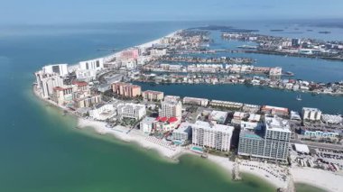 Clearwater Skyline, Florida 'da, ABD' de. Plaj manzarası. Şehir merkezinde. Çarpıcı şehir manzarası. Clearwater Skyline, Florida 'da, ABD' de. Sis Sabahı.