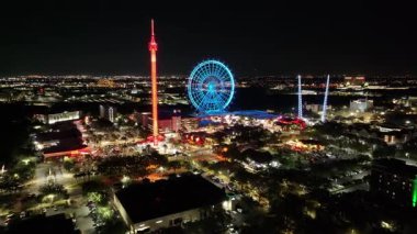 Florida, Orlando 'daki Icon Park. Aydınlatılmış Park. Evrensel Orlando Sahnesi. Gece Şehri Sahnesi. Florida Birleşik Devletleri. Florida, Orlando 'daki Icon Park, Birleşik Devletler.