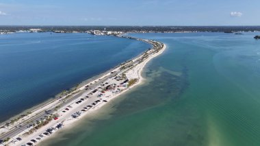 Florida 'daki Clearwater Köprüsü' nde. Plaj manzarası. Coastal Yolu. Rıhtım otoyolu. Florida 'daki Clearwater Köprüsü..