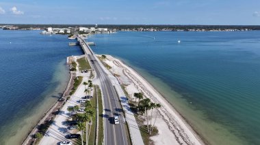 Florida 'daki Clearwater' da balayı parkı. Doğa Park Peyzajı. Paradisiac Manzarası. Waterfront Sahil Parkı. Florida 'da, Clearwater' daki Balayı Parkı.