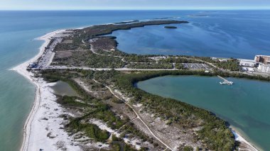 Florida 'da Clearwater' da balayı adası. Doğa Park Peyzajı. Cennet Manzarası. Waterfront Sahil Parkı. Florida 'da, Clearwater' da Balayı Adası.