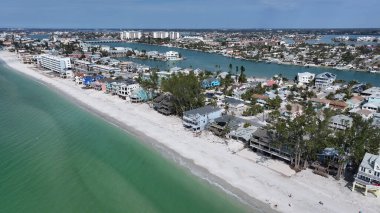 St. Pete Plajı, St. Petersburg, Florida Birleşik Devletleri. Plaj manzarası. Denizcilik geçmişi. Çarpıcı şehir manzarası. St. Pete Plajı, St. Petersburg, Florida Birleşik Devletleri. Doğa Panoramik.