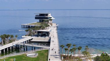 Saint Pete İskelesi, St. Petersburg, Florida Birleşik Devletleri. Şehir merkezinde. Plaj Yolu. Çarpıcı şehir manzarası. Saint Pete İskelesi, St. Petersburg, Florida Birleşik Devletleri. Panorama Bakış Açısı.