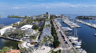 Saint Pete İskelesi, St. Petersburg, Florida Birleşik Devletleri. Şehir merkezinde. Plaj Yolu. Çarpıcı şehir manzarası. Saint Pete İskelesi, St. Petersburg, Florida Birleşik Devletleri. Panorama Bakış Açısı.