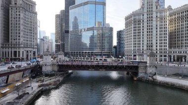 Michigan Bulvarı Chicago, Illinois, ABD. Highrise Binaları Sahnesi. Günbatımı Şehri. Illinois 'de Michigan Bulvarı. İş Bölgesi. Şehir Gökyüzü Görünümü.