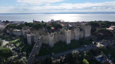 Lizbon, Portekiz 'deki Sao Jorge Şatosu. Ortaçağ Şato Sahnesi. Antik Şehir Manzarası. Portekiz, Lizbon 'daki Sao Jorge Kalesi. Tarihi Şehir Manzarası. Portekiz Skyline.