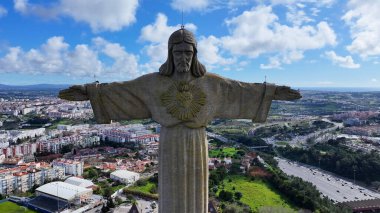 Lizbon 'daki Portekiz Kralı İsa. Kral İsa Heykeli. Din geçmişi. Portekiz 'deki Lizbon Kralı İsa. Tejo Nehri Sahili. Kilisenin simgesi. Portekiz Skyline.