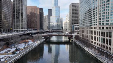 Chicago Riverwalk, Chicago, Illinois, ABD. Şehir merkezinde. Metropolis Manzarası. Illinois 'de Chicago Sahil Yolu. Finans Bölgesi. Çarpıcı Şehir Manzarası.