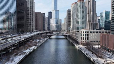 Chicago Riverwalk, Chicago, Illinois, ABD. Highrise Binaları Sahnesi. Metropolitan Şehri. Illinois 'de Chicago Sahil Yolu. Chicago şehir merkezi. Şehir Gökyüzü Görünümü.