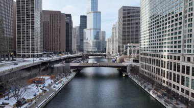 Chicago Riverwalk, Chicago, Illinois, ABD. Şehir merkezinde. Metropolis Manzarası. Illinois 'de Chicago Sahil Yolu. Finans Bölgesi. Çarpıcı Şehir Manzarası.