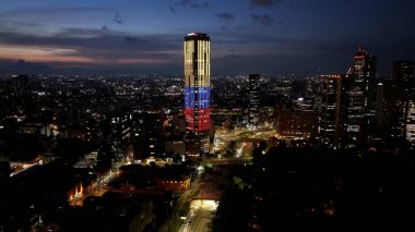 Cundinamarca Kolombiya 'daki Bogota' da Bogota Skyline. Ünlü Yükseliş Binası. Sunset City Peyzajı. Bogota Cundinamarca Kolombiya 'da. İş Bölgesi. Aydınlanmış Gece Şehri.