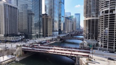 Chicago Riverwalk, Chicago, Illinois, ABD. Şehir merkezinde. Metropolis Manzarası. Illinois 'de Chicago Sahil Yolu. Finans Bölgesi. Çarpıcı Şehir Manzarası.