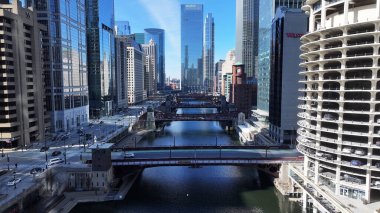 Chicago Riverwalk, Chicago, Illinois, ABD. Şehir merkezinde. Metropolis Manzarası. Illinois 'de Chicago Sahil Yolu. Finans Bölgesi. Çarpıcı Şehir Manzarası.
