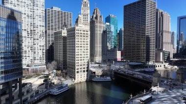 Chicago Riverwalk, Chicago, Illinois, ABD. Şehir merkezinde. Metropolis Manzarası. Illinois 'de Chicago Sahil Yolu. Finans Bölgesi. Çarpıcı Şehir Manzarası.