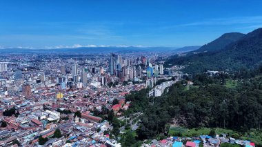 Cundinamarca Kolombiya 'daki Bogota Skyline. Şehir merkezi manzarası. Çarpıcı şehir manzarası. Ofis binaları. Cundinamarca Kolombiya 'daki Bogota Skyline. Gökdelenler Sahnesi. Açık hava Skyline.