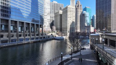 Chicago Riverwalk, Chicago, Illinois, ABD. Highrise Binaları Sahnesi. Metropolitan Şehri. Illinois 'de Chicago Sahil Yolu. Chicago şehir merkezi. Şehir Gökyüzü Görünümü.