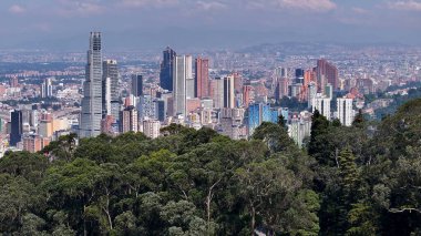 Cundinamarca Kolombiya 'daki Bogota Skyline. Şehir merkezi manzarası. Çarpıcı şehir manzarası. Ofis binaları. Cundinamarca Kolombiya 'daki Bogota Skyline. Gökdelenler Sahnesi. Açık hava Skyline.