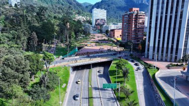 Cundinamarca Kolombiya 'daki Bogota Tabelası. Şehir merkezi manzarası. Çarpıcı şehir manzarası. Ofis binaları. Cundinamarca Kolombiya 'daki Bogota Tabelası. Gökdelenler Sahnesi. Açık hava Skyline.