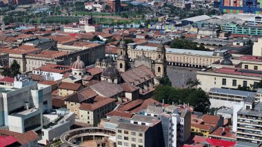 Kolombiya 'nın başkenti Bogota' da Bolivar Meydanı. Yüksek Binalar Peyzajı. Şehir manzarası arka planı. Bogota, Kolombiya Bölgesi 'nde. Şehir merkezinde. Şehir Açık Hava.
