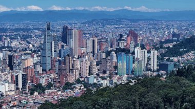 Kolombiya 'nın başkentinde Bogota Skyline. Metropolis Merkez Bölgesi. Çarpıcı şehir manzarası. Ofis binaları. Kolombiya 'nın başkentinde Bogota Skyline. Gökdelenler Sahnesi. Açık hava Skyline.